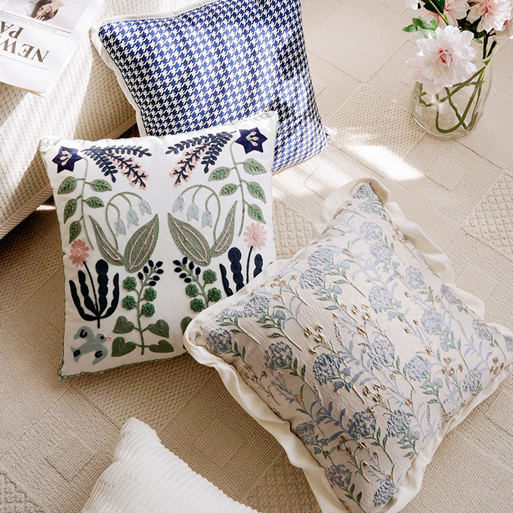 Delikat botanisk broderi deco pude