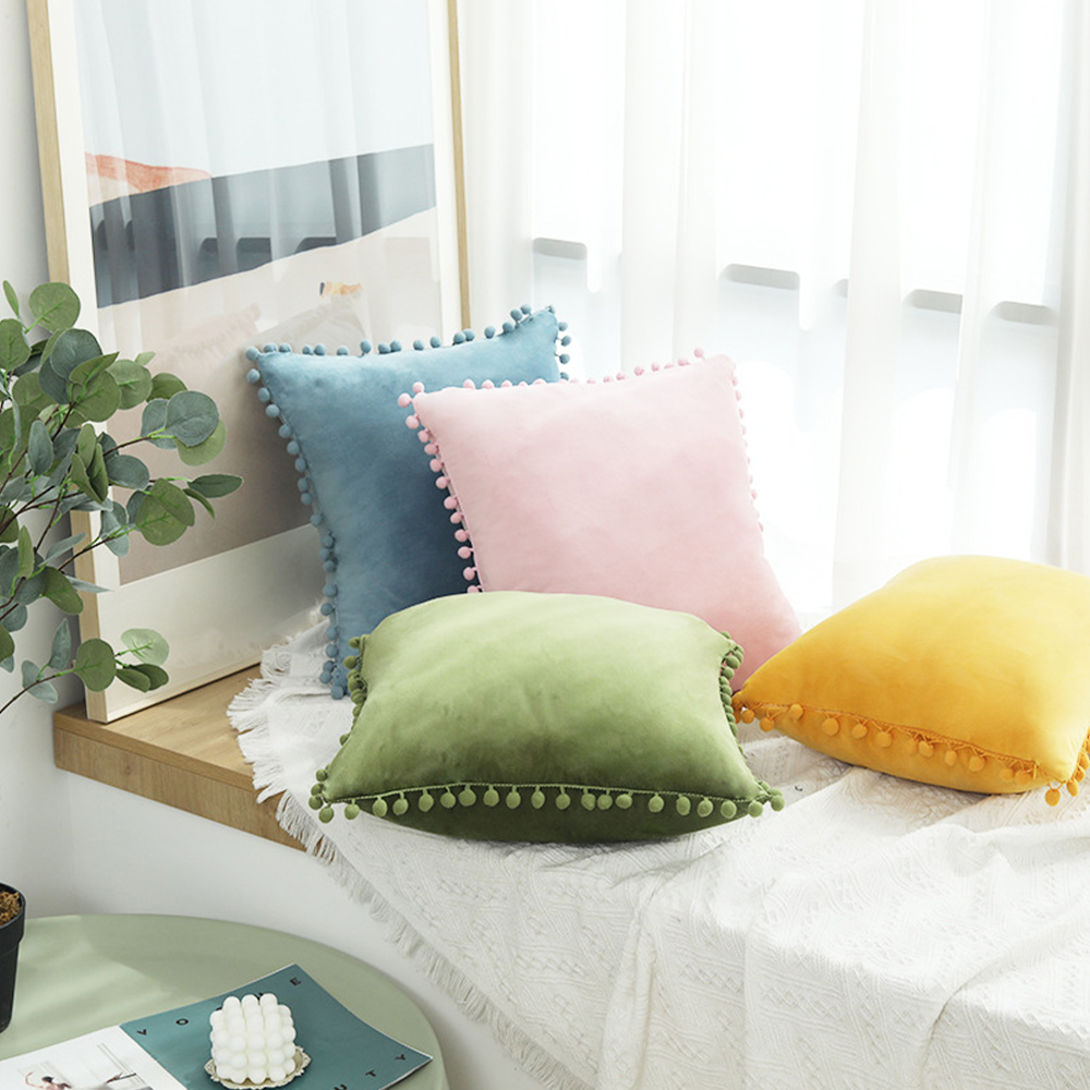 Fløjlspude deco pude med pom pom bold frynser