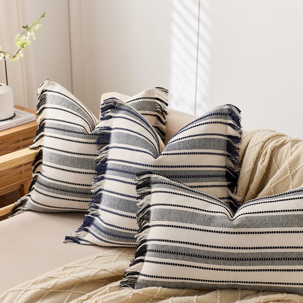 Frynset pude deco pude med elegant kantkvast